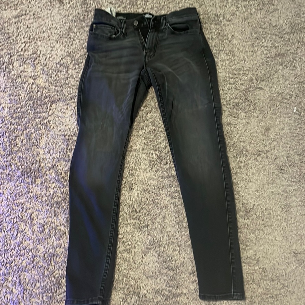 Barely worn and from HOLLISTER              Size w28 and L30